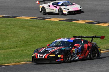 Scarperia, İtalya - 14 Eylül 2025: ZRS MOTORSPORT takımının Porsche 911 GT3 Kupası (992) İtalyan Şampiyonası GT Dayanıklılık Yarışları sırasında Mugello Pisti 'nde.