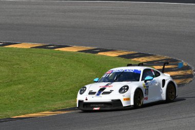 Scarperia, İtalya - 14 Eylül 2025: Porsche 911 GT3 Cup (992) Russo Matias 'tan SP RACING drive - Vittoria Piria, İtalya Şampiyonası' nda GT Endurance yarışı sırasında Mugello Pisti
