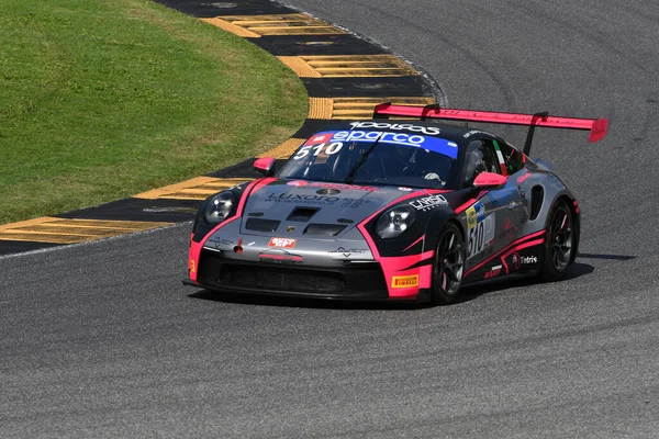 Scarperia, İtalya - 14 Eylül 2025: Porsche 911 GT3 Cup (992) İtalyan Şampiyonası GT Dayanıklılık Yarışları sırasında Mugello Pisti 'nde düzenlenen.