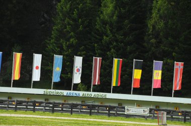Antholz, İtalya - 9 Temmuz 2015: Antholz Biathlon Arena 'yı ziyaret edin. Milan-Cortina 2026 Kış Olimpiyatları 'nın ev sahibi. Dolomite Alpleri, İtalya.