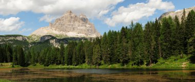 Tre Cime di Lavaredo Dolomite grubu Antorno Gölü 'nden görüldü. Veneto, İtalya.