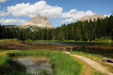 Tre Cime di Lavaredo Dolomite grubu Antorno Gölü 'nden görüldü. Veneto, İtalya.