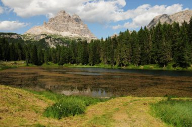 Tre Cime di Lavaredo Dolomite grubu Antorno Gölü 'nden görüldü. Veneto, İtalya.