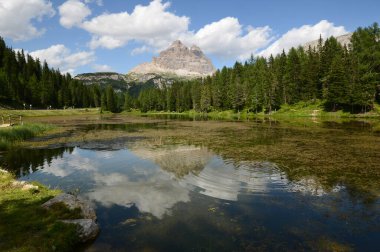 Tre Cime di Lavaredo Dolomite grubu Antorno Gölü 'nden görüldü. Veneto, İtalya.