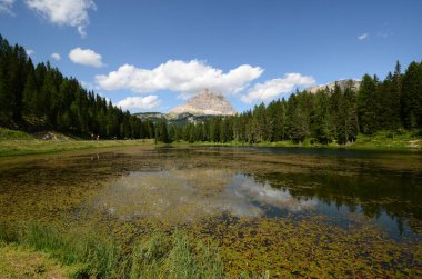 Tre Cime di Lavaredo Dolomite grubu Antorno Gölü 'nden görüldü. Veneto, İtalya.