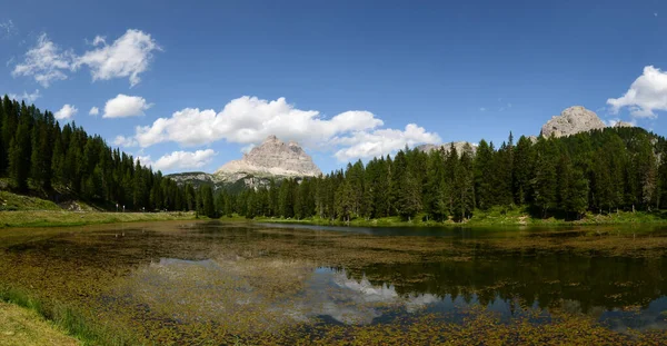 Tre Cime di Lavaredo Dolomite grubu Antorno Gölü 'nden görüldü. Veneto, İtalya.