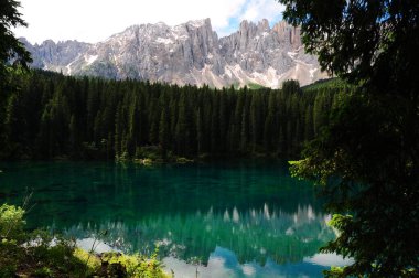 Carezza Gölü. Latemar Massif 'in yamaçlarının altında, yoğun köknar ormanlarının arasında, Nova Levante belediyesinin üst Val d' Ega bölgesinde yer alan küçük bir alp gölüdür. Bolzano, İtalya.