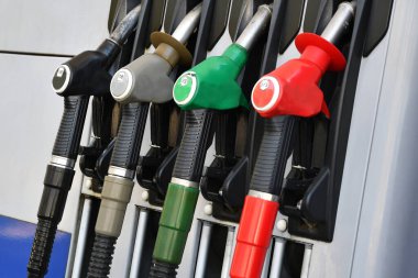 Benzin istasyonunda benzin pompaları..