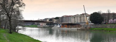 Floransa, İtalya - 2 Mart 2026: Arno Nehri üzerinde yeni tramvay köprüsü inşaatı.