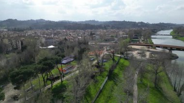 Floransa, İtalya - 10 Mart 2026: Arno Nehri üzerinde yeni bir tramvay köprüsü inşa edildi. Hava görünümü.