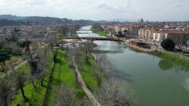 Floransa, İtalya - 10 Mart 2026: Arno Nehri üzerinde yeni bir tramvay köprüsü inşa edildi. Hava görünümü.