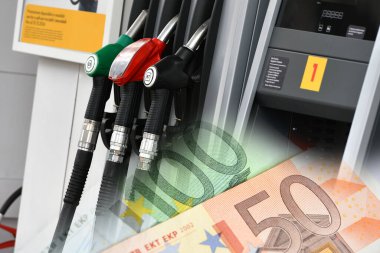 Avro banknotları olan bir benzin istasyonunda benzin pompaları. Yükselen fiyatlar. Orta Doğu 'daki savaş nedeniyle yükselen benzin ve dizel fiyatları kavramı.