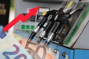 Avro banknotları olan bir benzin istasyonunda benzin pompaları. Yükselen fiyatlar. Orta Doğu 'daki savaş nedeniyle yükselen benzin ve dizel fiyatları kavramı.