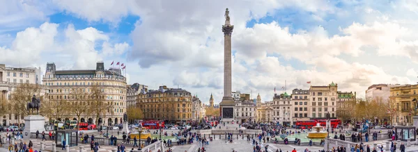 7 Nisan 2016, meşgul öğleden sonra Trafalgar Square, Londra, İngiltere