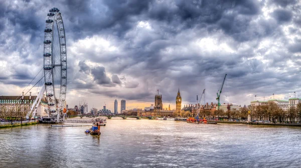 Londra manzarası ve Thames Nehri