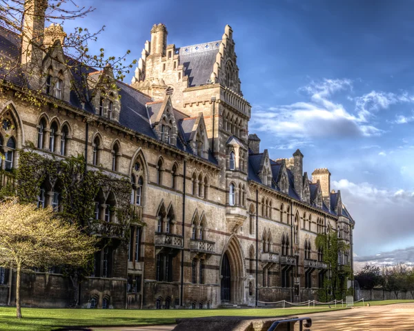 İsa Kilisesi üniversite çayır