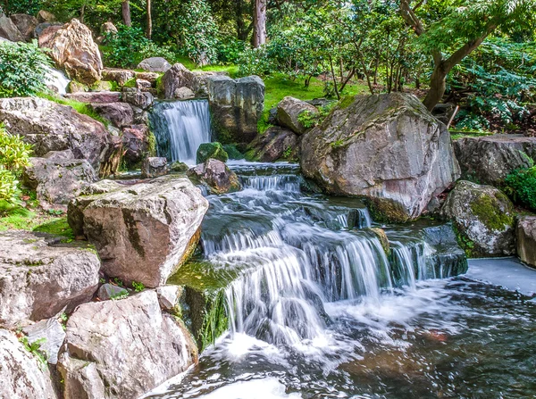 Holland Park London, Kyoto bahçesinde şelale