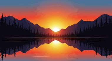 Sakin dağ gölüne yansıyan dramatik gün batımı