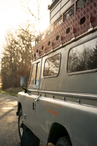 Offroad-Oldtimer Sonnenuntergang goldenes Licht — Stockfoto