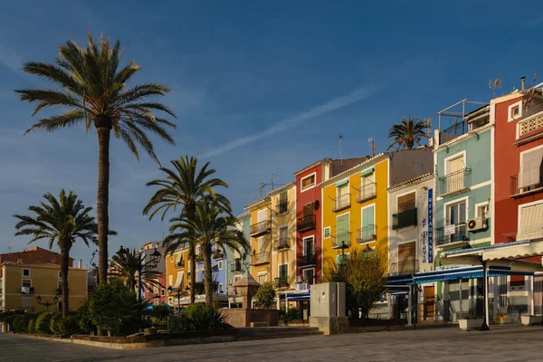 Villajoyosa разноцветные дома и пальмы, Испания — стоковое фото
