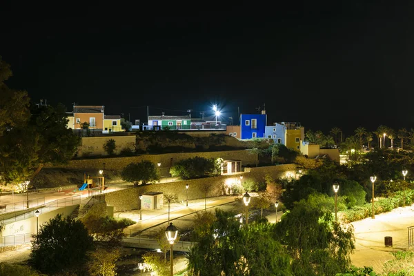 Parque e casas à noite, Villajoyosa, Espanha — Fotografia de Stock