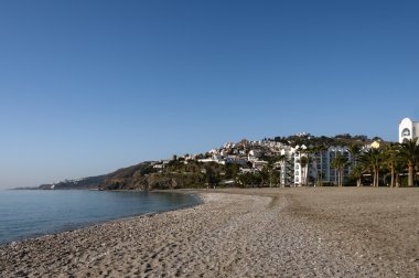Plaj ve şehir Nerja, İspanya