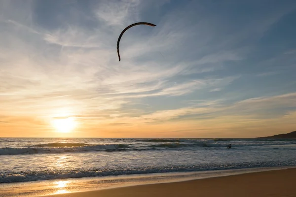 Kitesurfer ao pôr do sol em Tarifa, Espanha — Fotografia de Stock