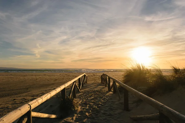 Путь на песке, идущий к океану, Тарифа, Испания — стоковое фото