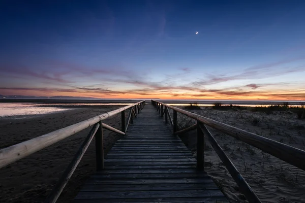 Boardwalk adlı gece denize, Tarifa, İspanya