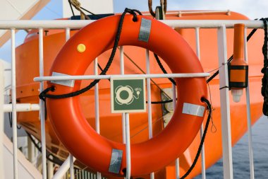 Bir çit üzerinde kırmızı yeleğini