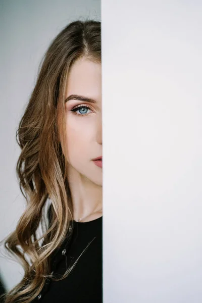 Potret Seorang Gadis Cantik Dengan Rambut Panjang Pirang Dengan Kaos — Stok Foto
