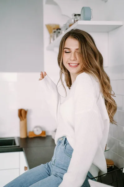 Hermosa chica rubia por la mañana en la cocina — Foto de Stock