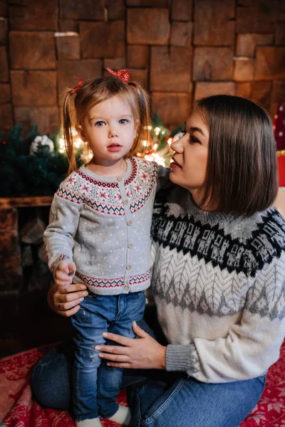 Máma Objímá Jeho Dceru Blízkosti Vánočního Stromečku — Stock fotografie