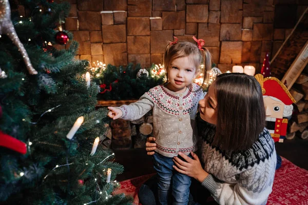 Μαμά Αγκαλιάζει Την Κόρη Του Κοντά Στο Χριστουγεννιάτικο Δέντρο — Φωτογραφία Αρχείου