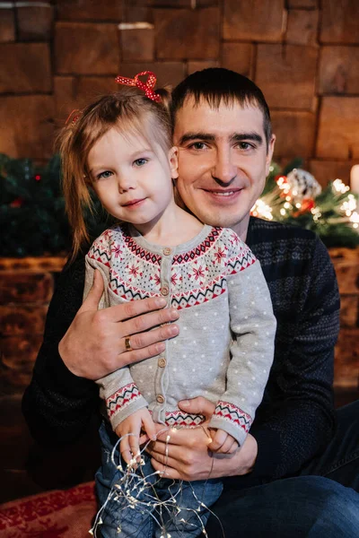 Μπαμπάς Αγκαλιάζει Την Κόρη Του Κοντά Στο Χριστουγεννιάτικο Δέντρο — Φωτογραφία Αρχείου