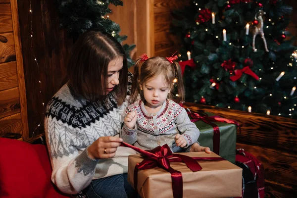 Μαμά Και Κόρη Ανοίγουν Δώρα Κοντά Στο Δέντρο Της Πρωτοχρονιάς — Φωτογραφία Αρχείου
