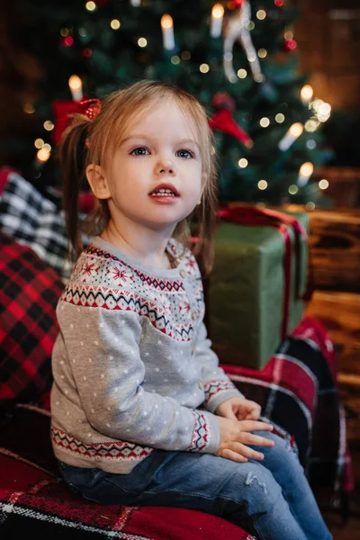 Dívka Sedí Pohovce Stromu Nového Roku — Stock fotografie