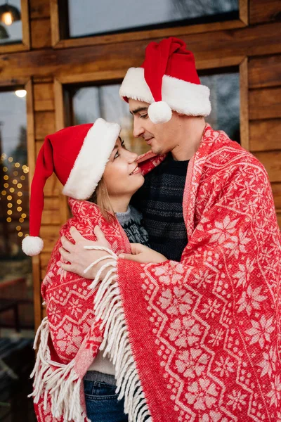 Pareja Sombreros Navidad Una Tela Escocesa Roja Puerta — Foto de Stock