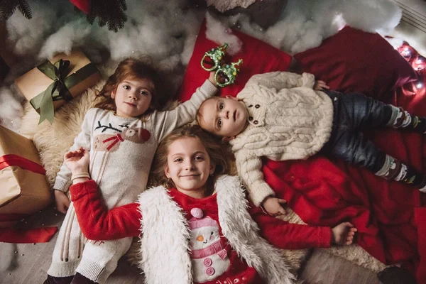 Dvě Sestry Bratra Stromu Nového Roku Čekání Santa Clause Otevírání — Stock fotografie