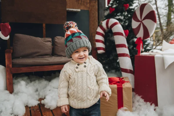 Malý Chlapec Béžovém Svetru Novoroční Stromku Čekáme Santa Clause Dárky — Stock fotografie