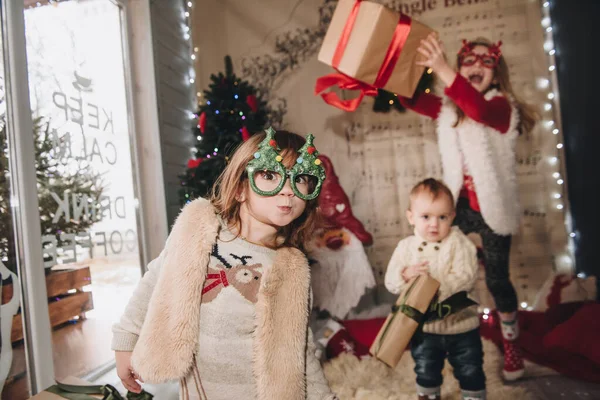 Dvě Sestry Bratra Stromu Nového Roku Čekání Santa Clause Otevírání — Stock fotografie