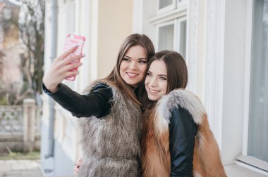 Genç modeller kürklü mantolar