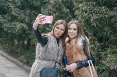 Genç modeller kürklü mantolar