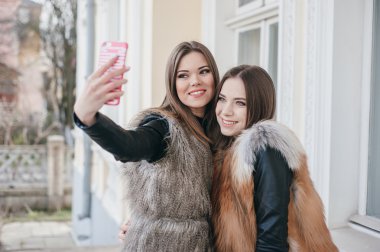 Genç modeller kürklü mantolar