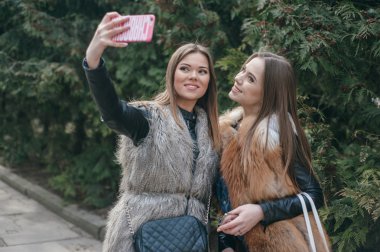 Genç modeller kürklü mantolar