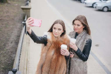 Genç modeller kürklü mantolar