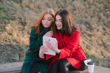 İki kız ile becerikli alet