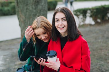 İki kız ile becerikli alet