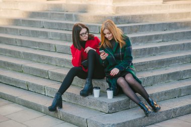 İki kız ile becerikli alet