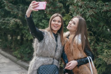 Genç modeller kürklü mantolar